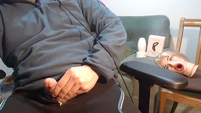 Snapshot of master4subslut chatting on March 7, 12:37 am master4subslut online show from March 7, 12:37 am