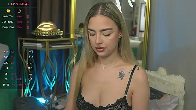 Snapshot of ScarletColes chatting on January 21, 1:08 am ScarletColes online show from January 21, 1:08 am