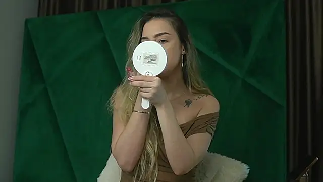 Snapshot of ScarletColes chatting on November 21, 12:21 am ScarletColes online show from November 21, 12:21 am