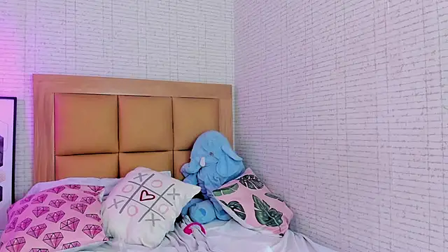 Snapshot of LARSONMIA chatting on January 11, 5:10 am LARSONMIA online show from January 11, 5:10 am