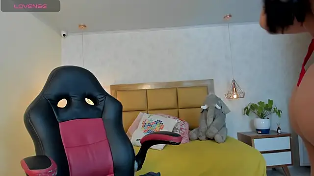 Snapshot of LARSONMIA chatting on February 1, 12:16 pm LARSONMIA online show from February 1, 12:16 pm