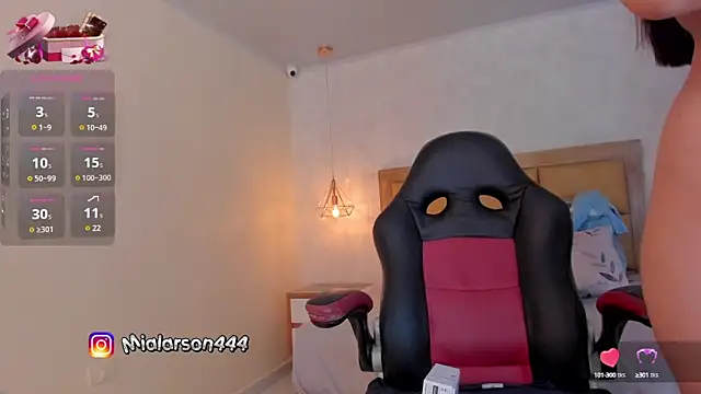 Snapshot of LARSONMIA chatting on February 17, 12:05 pm LARSONMIA online show from February 17, 12:05 pm