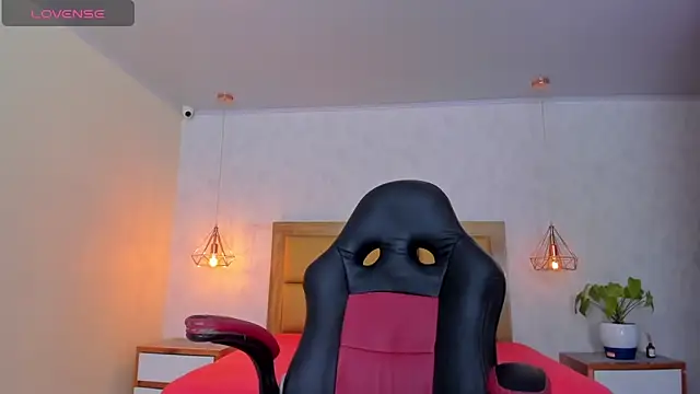 Snapshot of LARSONMIA chatting on February 20, 12:04 pm LARSONMIA online show from February 20, 12:04 pm