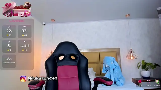 Snapshot of LARSONMIA chatting on March 1, 11:50 am LARSONMIA online show from March 1, 11:50 am