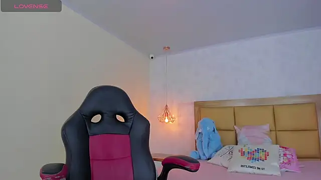 Snapshot of LARSONMIA chatting on March 10, 12:15 pm LARSONMIA online show from March 10, 12:15 pm