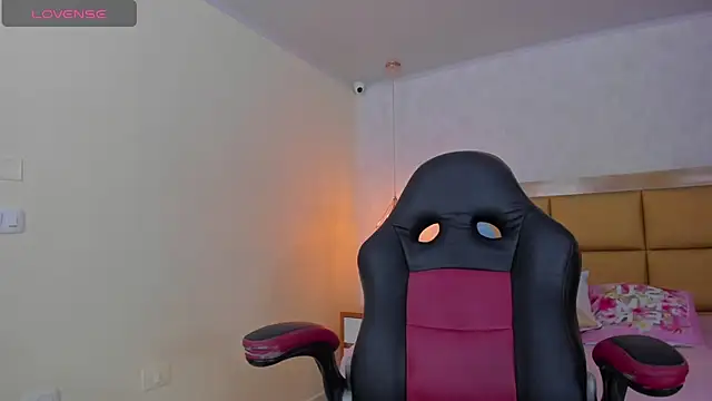 Snapshot of LARSONMIA chatting on March 11, 12:28 pm LARSONMIA online show from March 11, 12:28 pm