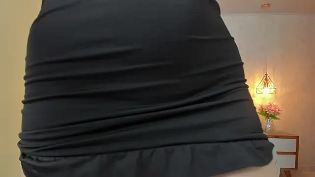 Snapshot of LARSONMIA chatting on October 6, 12:46 pm LARSONMIA online show from October 6, 12:46 pm