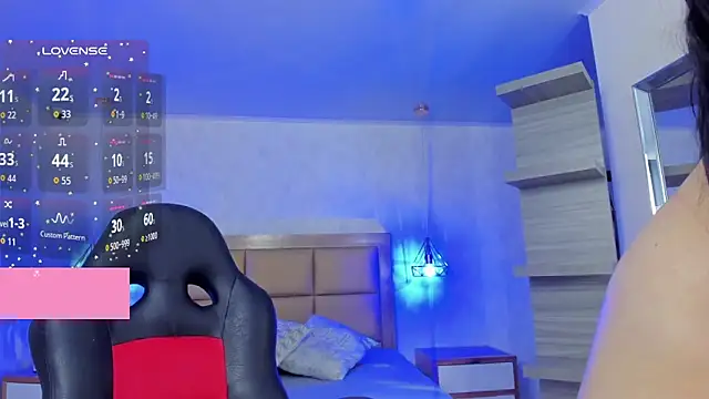 Snapshot of LARSONMIA chatting on October 7, 12:13 pm LARSONMIA online show from October 7, 12:13 pm