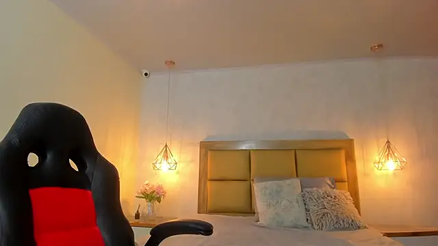 Snapshot of LARSONMIA chatting on October 15, 12:16 pm LARSONMIA online show from October 15, 12:16 pm