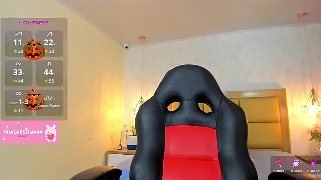 Snapshot of LARSONMIA chatting on October 17, 12:30 pm LARSONMIA online show from October 17, 12:30 pm