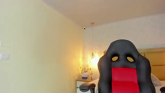 Snapshot of LARSONMIA chatting on October 20, 12:27 pm LARSONMIA online show from October 20, 12:27 pm