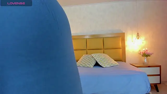 Snapshot of LARSONMIA chatting on October 31, 12:39 pm LARSONMIA online show from October 31, 12:39 pm