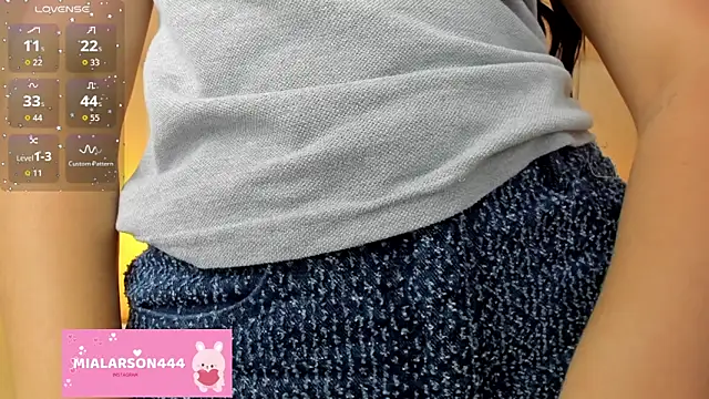 Snapshot of LARSONMIA chatting on November 12, 12:27 pm LARSONMIA online show from November 12, 12:27 pm