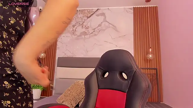 Snapshot of LARSONMIA chatting on November 21, 12:15 pm LARSONMIA online show from November 21, 12:15 pm