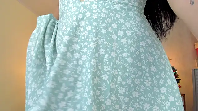 Snapshot of LARSONMIA chatting on December 2, 12:21 pm LARSONMIA online show from December 2, 12:21 pm