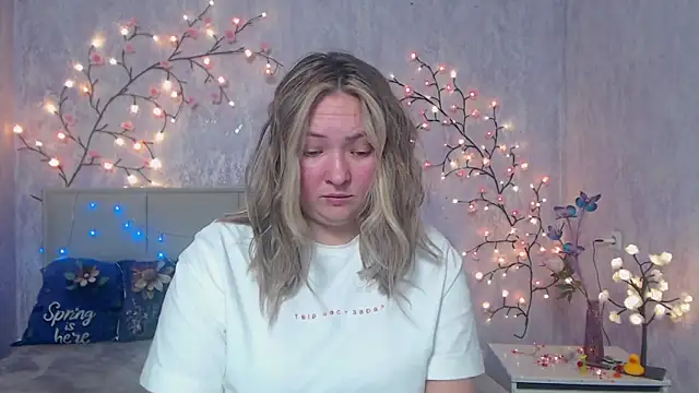 Snapshot of SallyVerda chatting on April 28, 6:13 pm SallyVerda online show from April 28, 6:13 pm