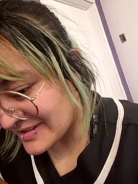 Snapshot of lucky-leah chatting on October 2, 4:08 am lucky-leah online show from October 2, 4:08 am