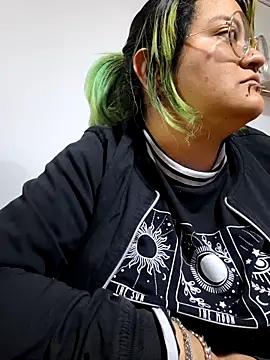 Snapshot of lucky-leah chatting on October 12, 3:27 am lucky-leah online show from October 12, 3:27 am