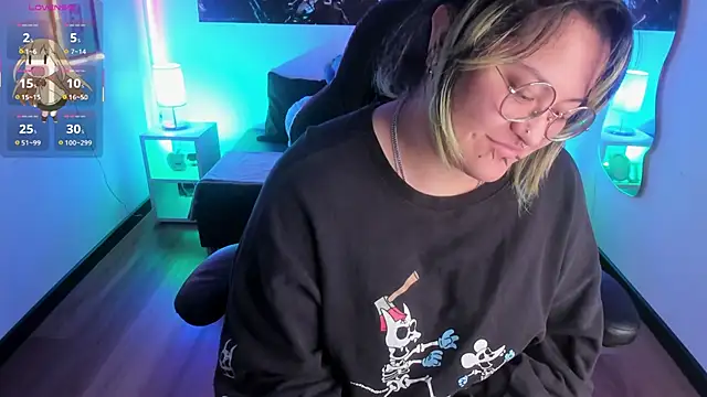 Snapshot of lucky-leah chatting on October 21, 4:13 am lucky-leah online show from October 21, 4:13 am