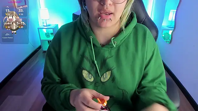 Snapshot of lucky-leah chatting on October 22, 4:02 am lucky-leah online show from October 22, 4:02 am