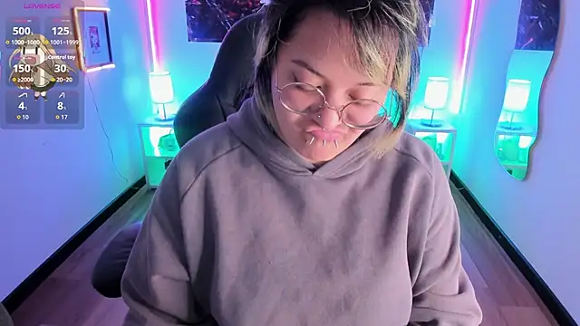 Snapshot of lucky-leah chatting on October 25, 3:47 am lucky-leah online show from October 25, 3:47 am