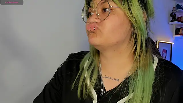 Snapshot of lucky-leah chatting on November 9, 5:17 am lucky-leah online show from November 9, 5:17 am