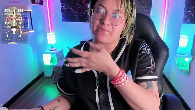 Snapshot of lucky-leah chatting on November 13, 4:22 am lucky-leah online show from November 13, 4:22 am