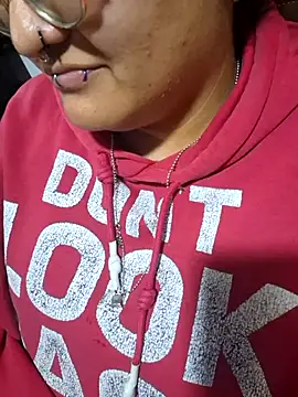 Snapshot of lucky-leah chatting on November 21, 4:11 am lucky-leah online show from November 21, 4:11 am