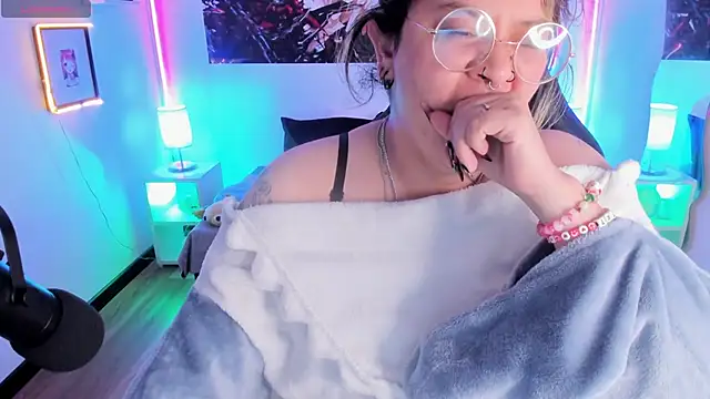 Snapshot of lucky-leah chatting on November 22, 5:50 am lucky-leah online show from November 22, 5:50 am