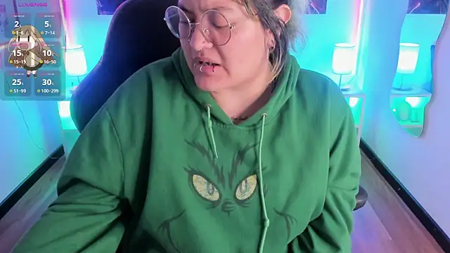 Snapshot of lucky-leah chatting on December 3, 4:09 am lucky-leah online show from December 3, 4:09 am