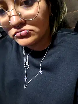 Snapshot of lucky-leah chatting on December 4, 4:11 am lucky-leah online show from December 4, 4:11 am