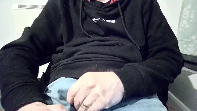 hornyguyuk1973 online show from April 9, 10:59 pm