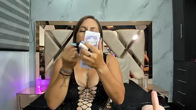 Snapshot of Susy_wisee chatting on February 13, 6:41 am Susy wisee online show from February 13, 6:41 am