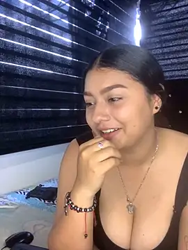 Snapshot of Kittyy_Hott_ chatting on January 9, 8:11 pm Kittyy Hott online show from January 9, 8:11 pm