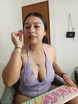 Snapshot of Kittyy_Hott_ chatting on December 16, 9:09 pm Kittyy Hott online show from December 16, 9:09 pm