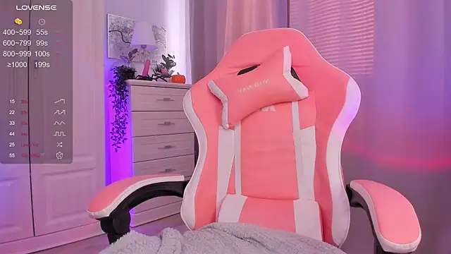 Snapshot of FreyaRaya chatting on December 8, 9:57 am FreyaRaya online show from December 8, 9:57 am