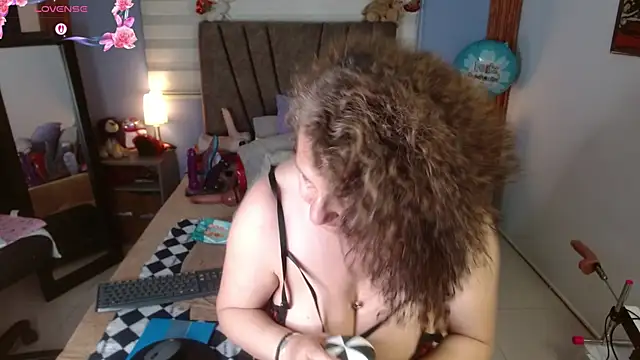 Snapshot of Nadia_84 chatting on June 9, 7:25 pm Nadia 84 online show from June 9, 7:25 pm