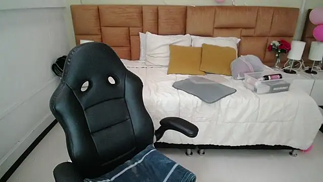 Snapshot of _Natalie18 chatting on February 9, 10:21 pm Natalie18 online show from February 9, 10:21 pm