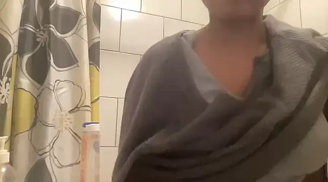 Snapshot of MommyConfident chatting on December 5, 10:01 pm MommyConfident online show from December 5, 10:01 pm