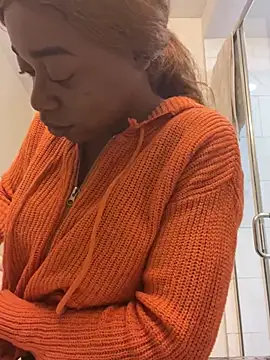 Snapshot of MommyConfident chatting on December 13, 4:33 am MommyConfident online show from December 13, 4:33 am