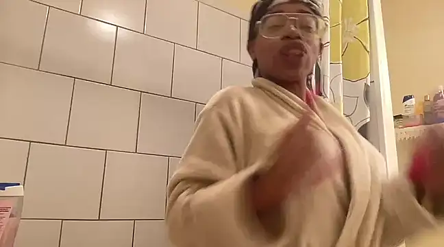 Snapshot of MommyConfident chatting on January 8, 12:28 am MommyConfident online show from January 8, 12:28 am