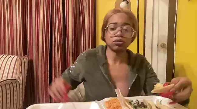 Snapshot of MommyConfident chatting on January 11, 4:06 am MommyConfident online show from January 11, 4:06 am