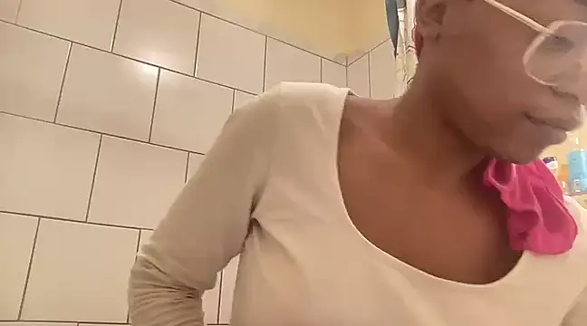 Snapshot of MommyConfident chatting on January 24, 3:43 am MommyConfident online show from January 24, 3:43 am