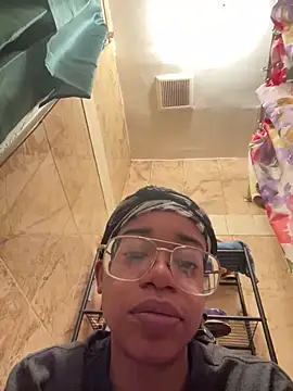 Snapshot of MommyConfident chatting on January 27, 10:49 pm MommyConfident online show from January 27, 10:49 pm