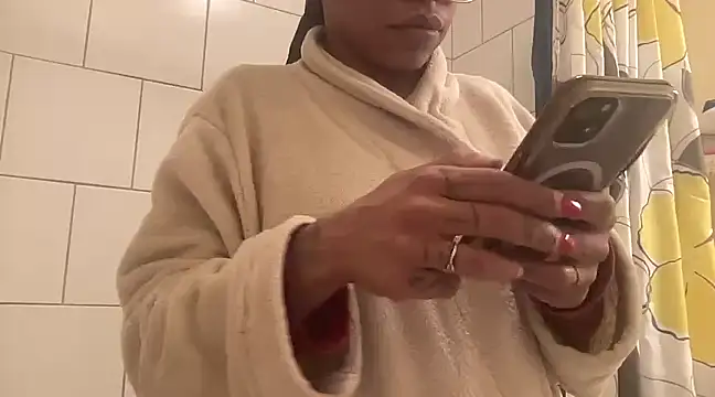 Snapshot of MommyConfident chatting on February 1, 1:34 am MommyConfident online show from February 1, 1:34 am