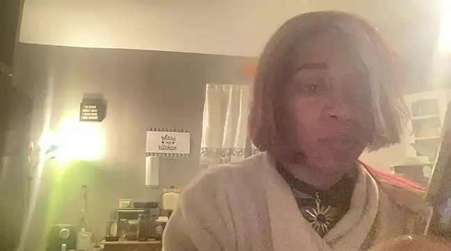 Snapshot of MommyConfident chatting on February 3, 4:14 am MommyConfident online show from February 3, 4:14 am