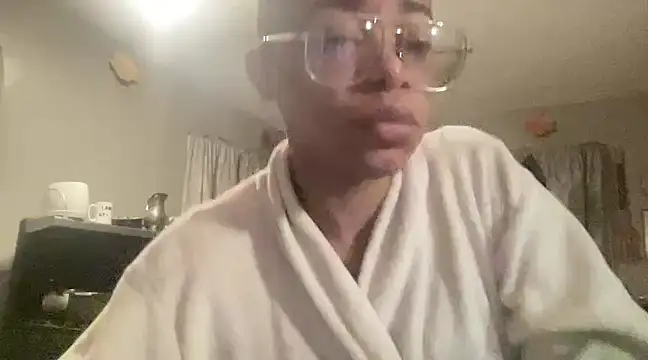 Snapshot of MommyConfident chatting on February 16, 1:36 am MommyConfident online show from February 16, 1:36 am