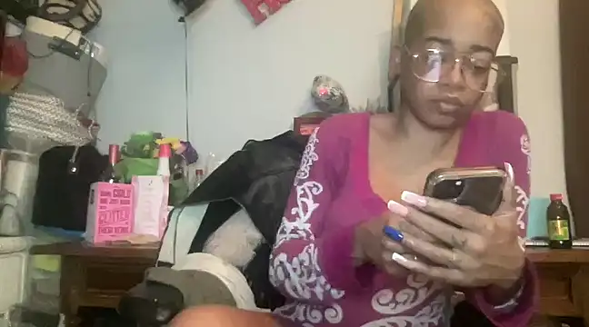 Snapshot of MommyConfident chatting on February 16, 4:42 am MommyConfident online show from February 16, 4:42 am