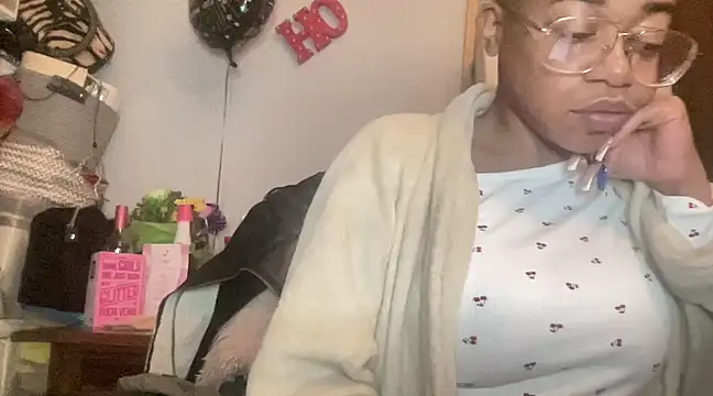 Snapshot of MommyConfident chatting on February 17, 7:26 am MommyConfident online show from February 17, 7:26 am