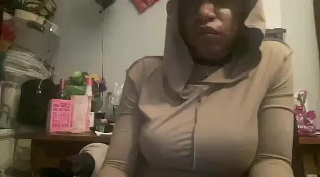 Snapshot of MommyConfident chatting on February 18, 4:48 am MommyConfident online show from February 18, 4:48 am